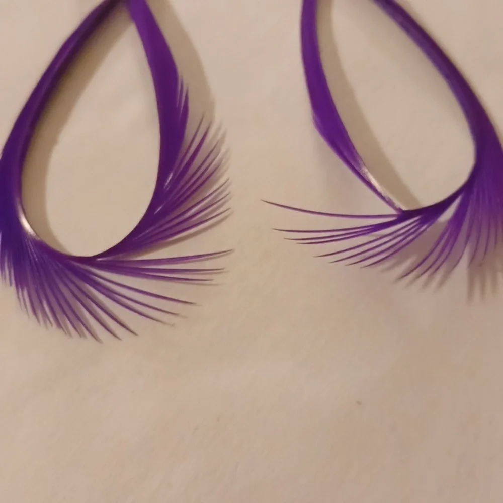 ❤️ Handmade Looped Purple Feather Earrings - Picture 3 of 3